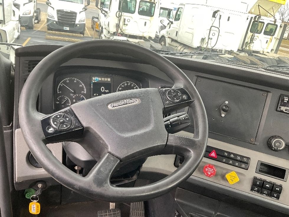 Day Cab Tractor-Heavy Duty Tractors-Freightliner-2019-T12664ST-Bloomington-IN-592,185\n\t\tmiles-$ 38,250 - Image 11