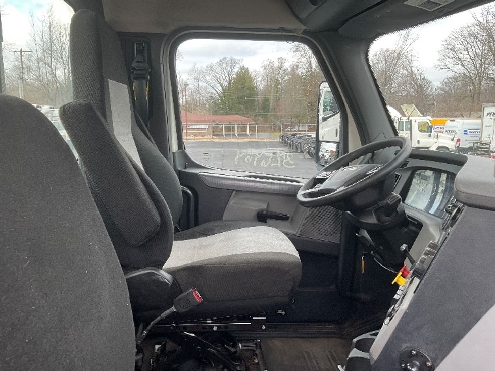 Day Cab Tractor-Heavy Duty Tractors-Freightliner-2019-T12664ST-Bloomington-IN-592,185\n\t\tmiles-$ 38,250 - Image 14
