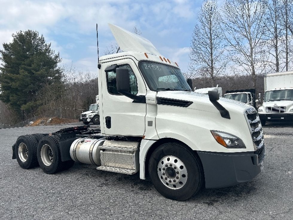 Day Cab Tractor-Heavy Duty Tractors-Freightliner-2019-T12664ST-Blountville-TN-311,283\n\t\tmiles-$ 49,500 - Image 1