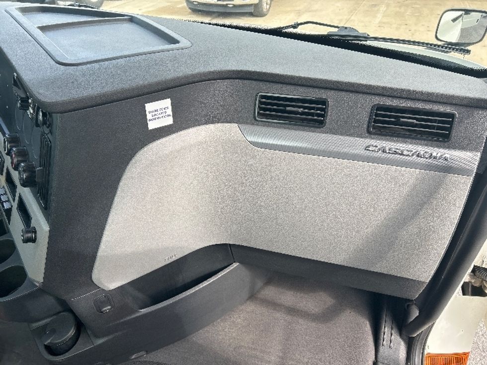 Day Cab Tractor-Heavy Duty Tractors-Freightliner-2019-T12664ST-Blountville-TN-311,283\n\t\tmiles-$ 49,500 - Image 13