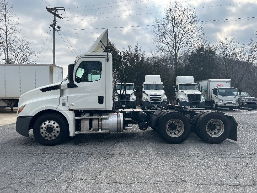 Day Cab Tractor-Heavy Duty Tractors-Freightliner-2019-T12664ST-Blountville-TN-311,283\n\t\tmiles-$ 49,500 - Image 4