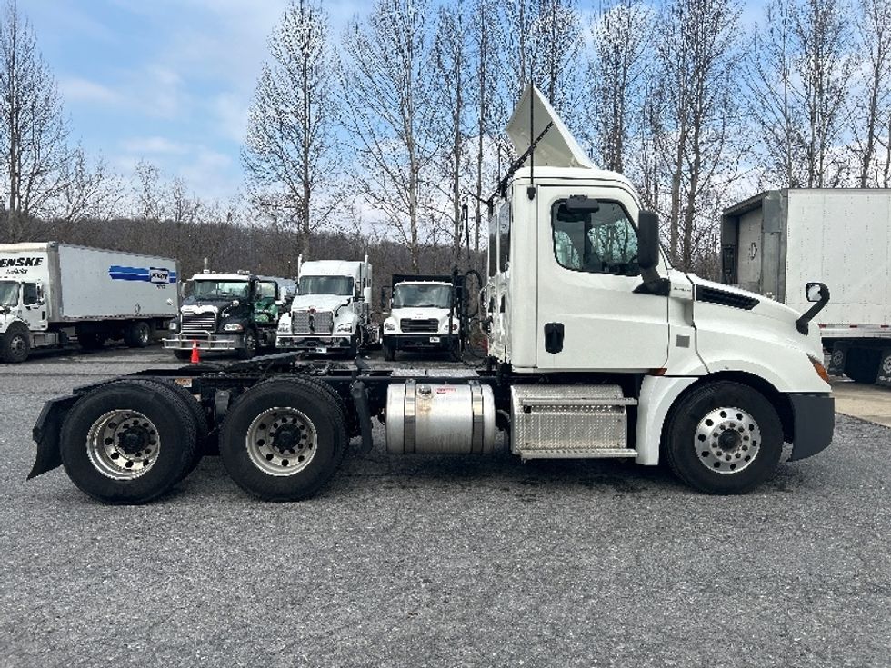 Day Cab Tractor-Heavy Duty Tractors-Freightliner-2019-T12664ST-Blountville-TN-311,283\n\t\tmiles-$ 49,500 - Image 8