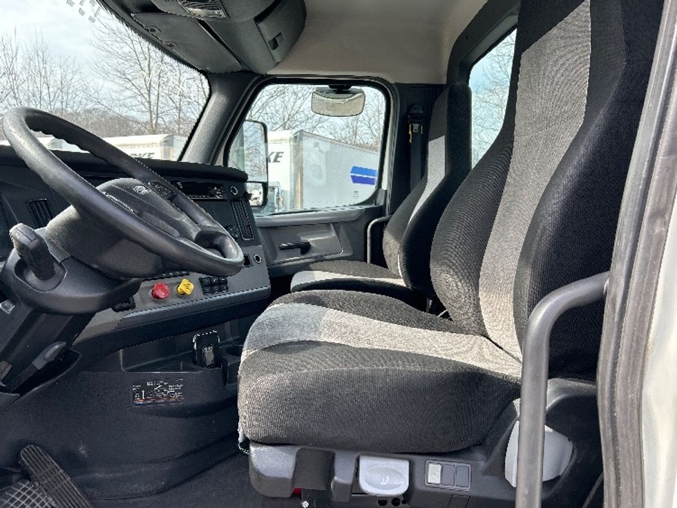 Day Cab Tractor-Heavy Duty Tractors-Freightliner-2019-T12664ST-Blountville-TN-363,183\n\t\tmiles-$ 46,250 - Image 10