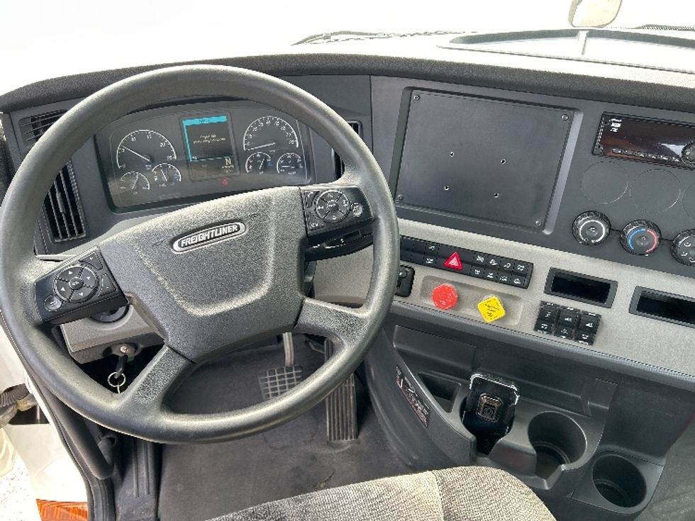 Day Cab Tractor-Heavy Duty Tractors-Freightliner-2019-T12664ST-Blountville-TN-363,183\n\t\tmiles-$ 46,250 - Image 11
