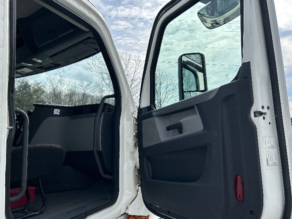 Day Cab Tractor-Heavy Duty Tractors-Freightliner-2019-T12664ST-Blountville-TN-363,183\n\t\tmiles-$ 46,250 - Image 12