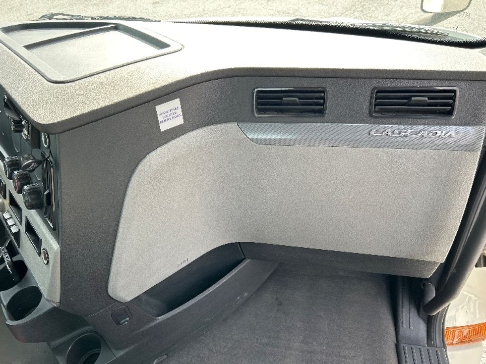 Day Cab Tractor-Heavy Duty Tractors-Freightliner-2019-T12664ST-Blountville-TN-363,183\n\t\tmiles-$ 46,250 - Image 13