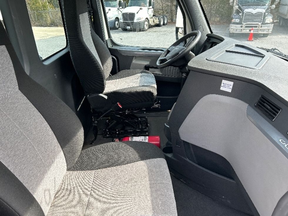 Day Cab Tractor-Heavy Duty Tractors-Freightliner-2019-T12664ST-Blountville-TN-363,183\n\t\tmiles-$ 46,250 - Image 14