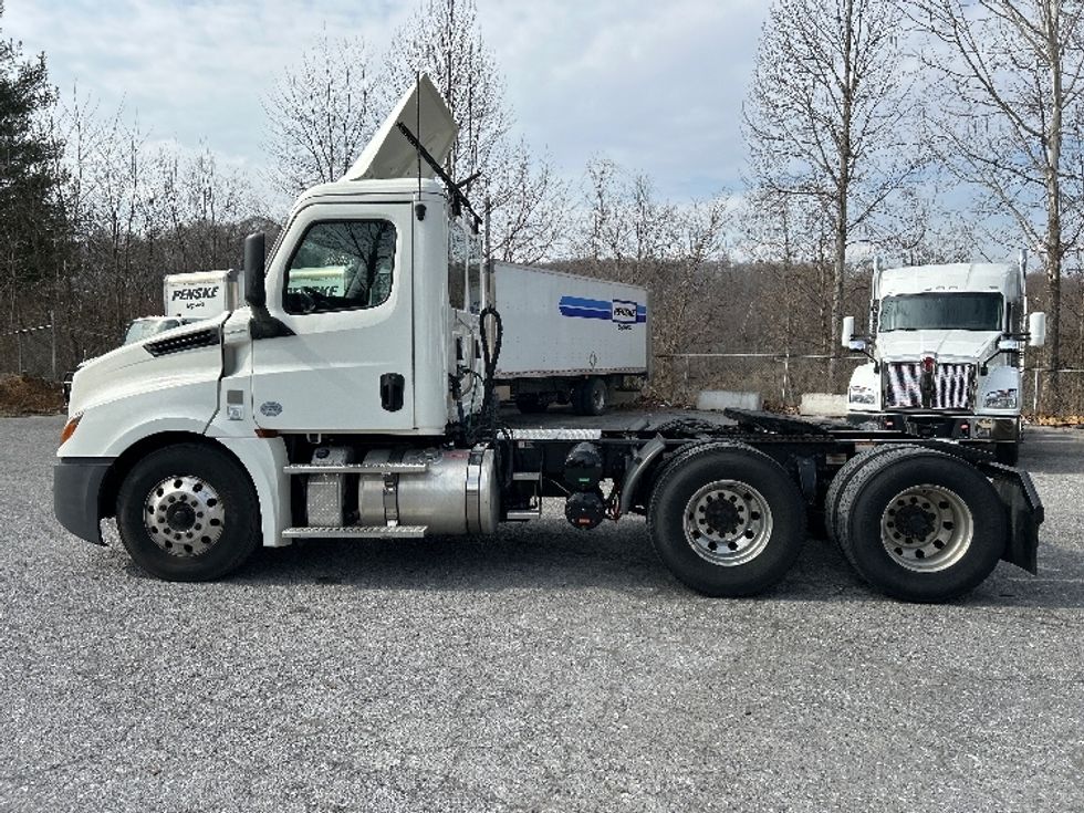 Day Cab Tractor-Heavy Duty Tractors-Freightliner-2019-T12664ST-Blountville-TN-363,183\n\t\tmiles-$ 46,250 - Image 4
