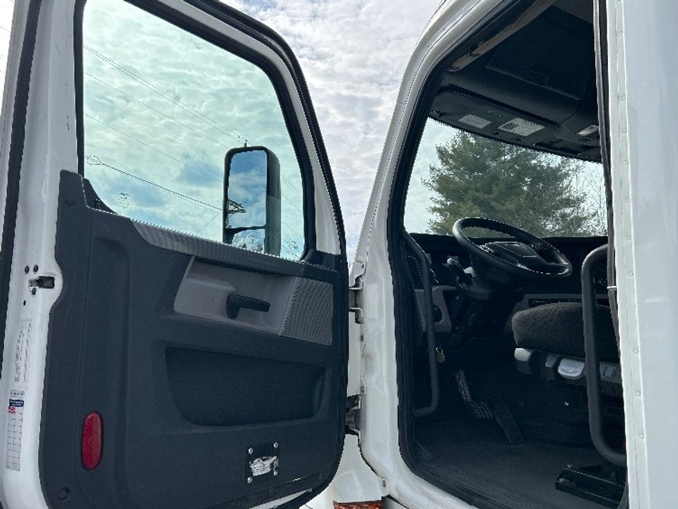 Day Cab Tractor-Heavy Duty Tractors-Freightliner-2019-T12664ST-Blountville-TN-363,183\n\t\tmiles-$ 46,250 - Image 9