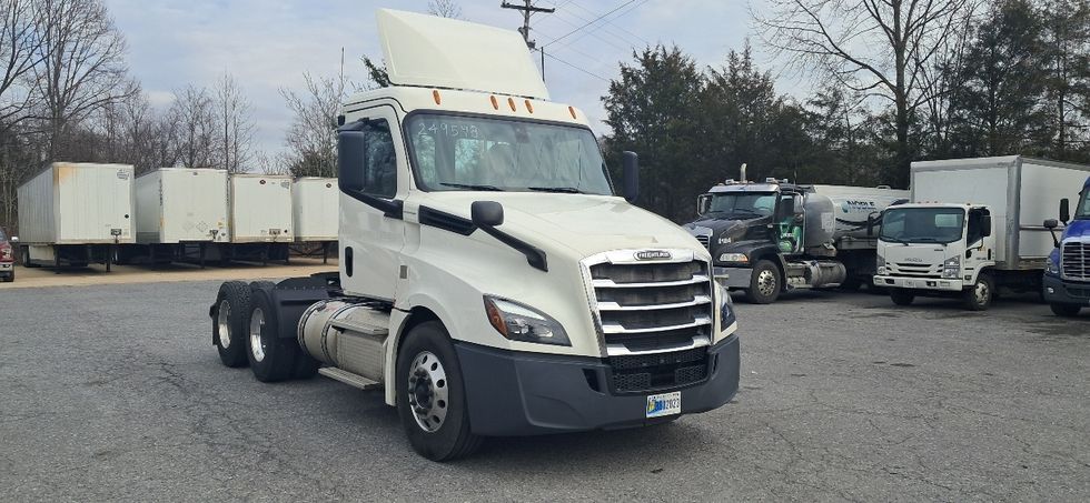 Day Cab Tractor-Heavy Duty Tractors-Freightliner-2019-T12664ST-Blountville-TN-382,992\n\t\tmiles-$ 45,250 - Image 1