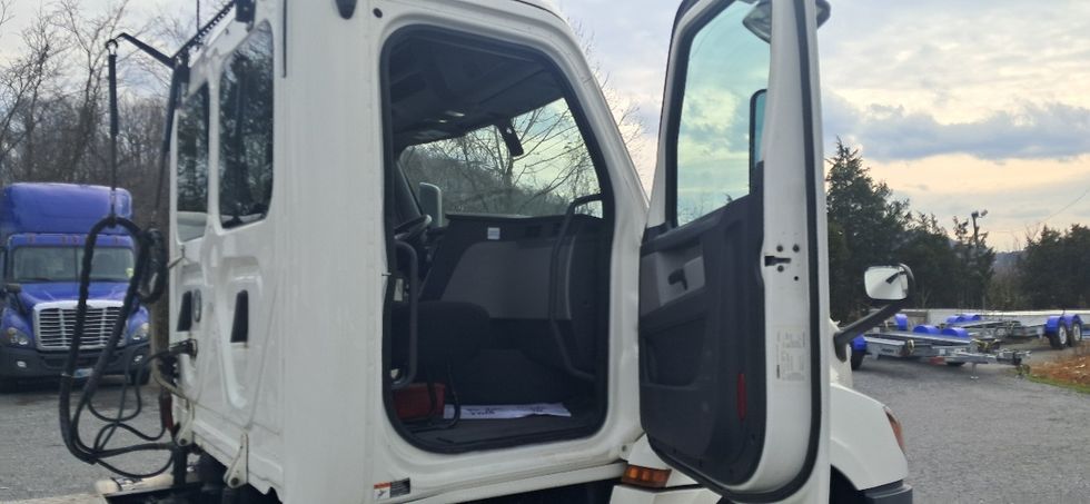 Day Cab Tractor-Heavy Duty Tractors-Freightliner-2019-T12664ST-Blountville-TN-382,992\n\t\tmiles-$ 45,250 - Image 12