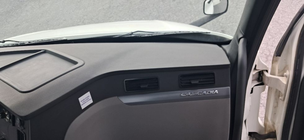 Day Cab Tractor-Heavy Duty Tractors-Freightliner-2019-T12664ST-Blountville-TN-382,992\n\t\tmiles-$ 45,250 - Image 13