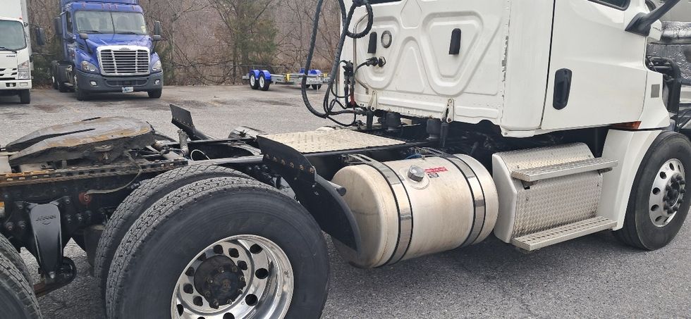 Day Cab Tractor-Heavy Duty Tractors-Freightliner-2019-T12664ST-Blountville-TN-382,992\n\t\tmiles-$ 45,250 - Image 17