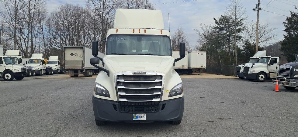 Day Cab Tractor-Heavy Duty Tractors-Freightliner-2019-T12664ST-Blountville-TN-382,992\n\t\tmiles-$ 45,250 - Image 2