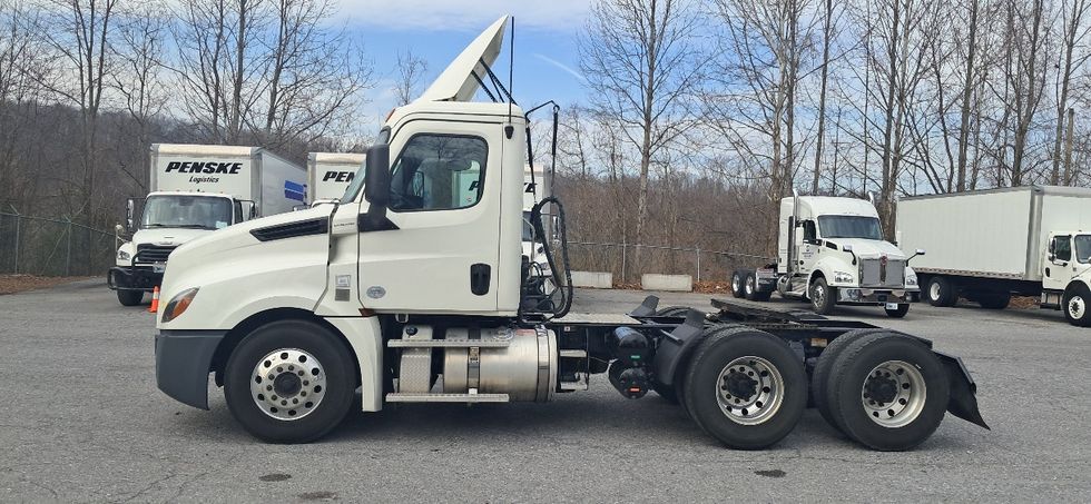 Day Cab Tractor-Heavy Duty Tractors-Freightliner-2019-T12664ST-Blountville-TN-382,992\n\t\tmiles-$ 45,250 - Image 4