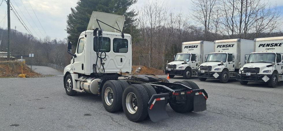 Day Cab Tractor-Heavy Duty Tractors-Freightliner-2019-T12664ST-Blountville-TN-382,992\n\t\tmiles-$ 45,250 - Image 5
