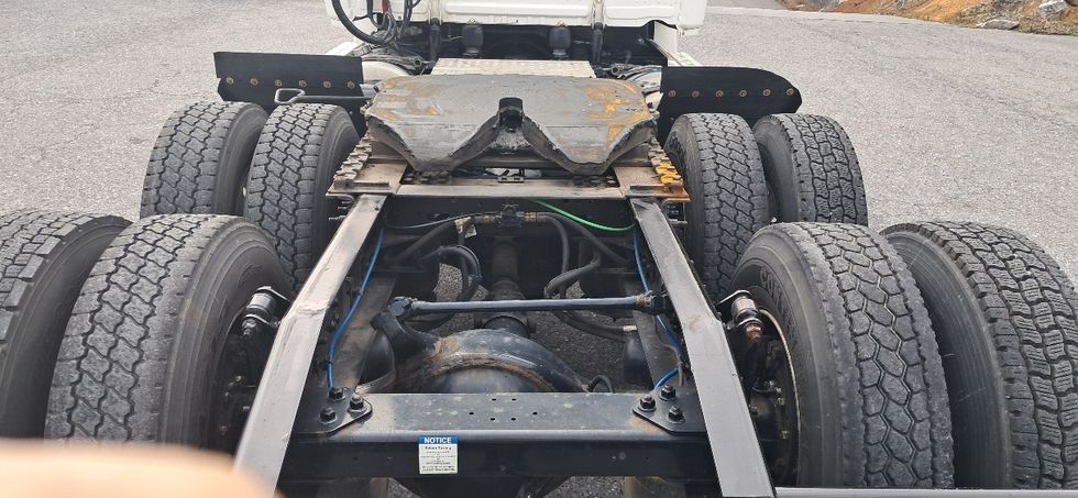 Day Cab Tractor-Heavy Duty Tractors-Freightliner-2019-T12664ST-Blountville-TN-382,992\n\t\tmiles-$ 45,250 - Image 6