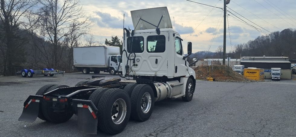 Day Cab Tractor-Heavy Duty Tractors-Freightliner-2019-T12664ST-Blountville-TN-382,992\n\t\tmiles-$ 45,250 - Image 7
