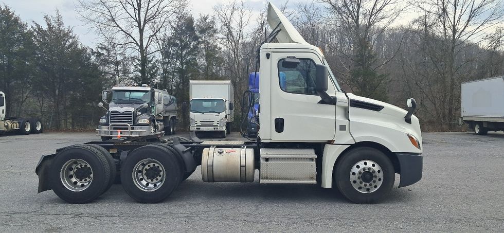 Day Cab Tractor-Heavy Duty Tractors-Freightliner-2019-T12664ST-Blountville-TN-382,992\n\t\tmiles-$ 45,250 - Image 8