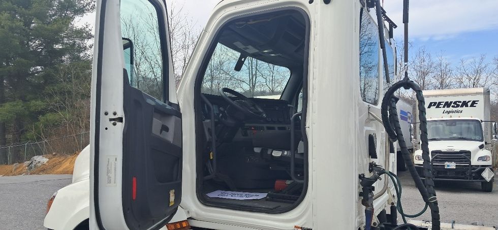 Day Cab Tractor-Heavy Duty Tractors-Freightliner-2019-T12664ST-Blountville-TN-382,992\n\t\tmiles-$ 45,250 - Image 9