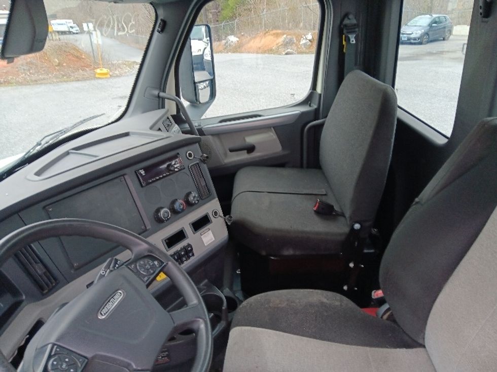 Day Cab Tractor-Heavy Duty Tractors-Freightliner-2019-T12664ST-Blountville-TN-418,033\n\t\tmiles-$ 47,000 - Image 10