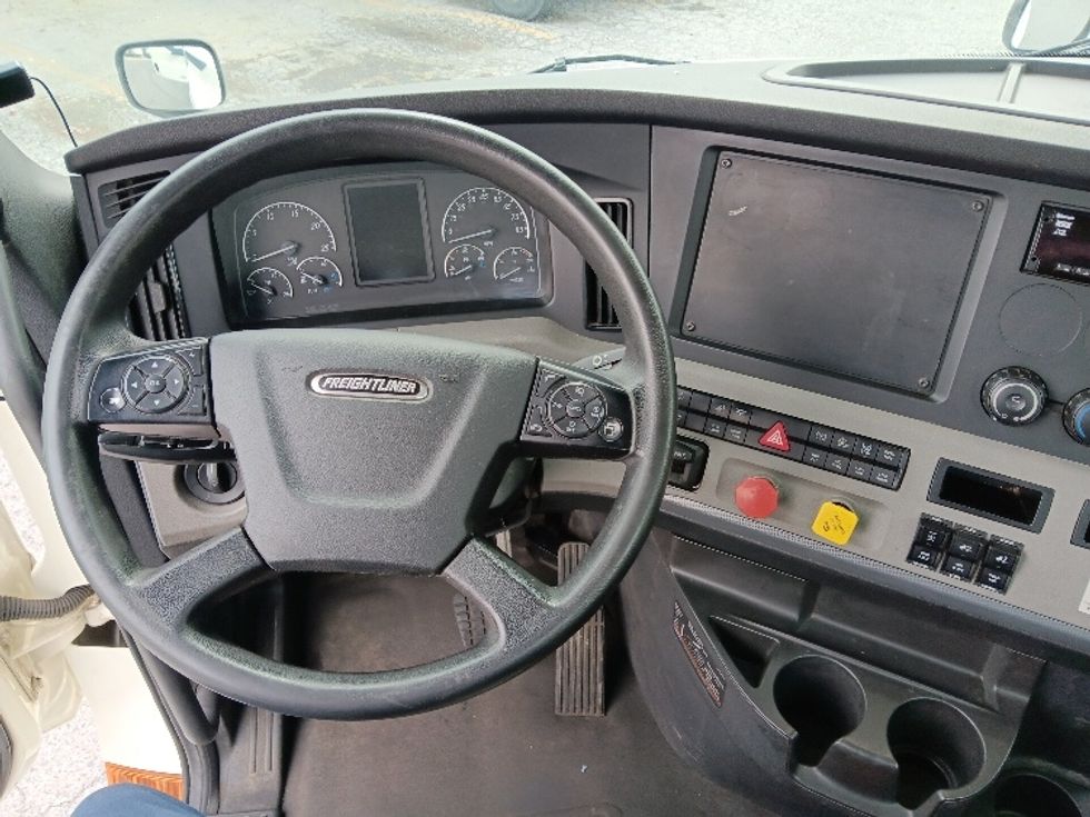 Day Cab Tractor-Heavy Duty Tractors-Freightliner-2019-T12664ST-Blountville-TN-418,033\n\t\tmiles-$ 47,000 - Image 11
