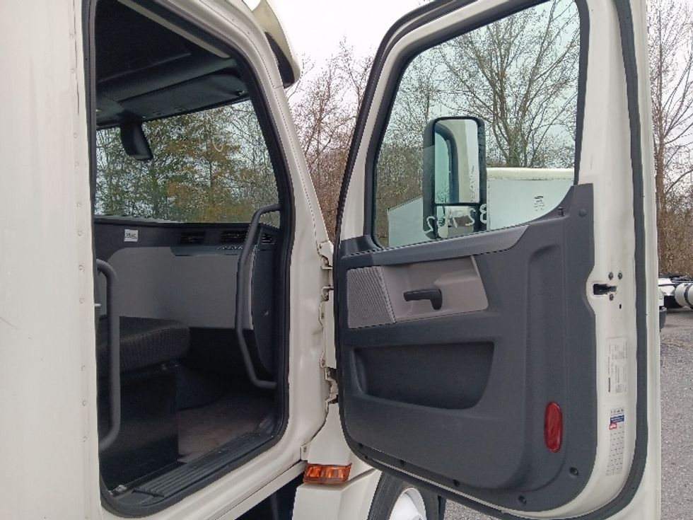 Day Cab Tractor-Heavy Duty Tractors-Freightliner-2019-T12664ST-Blountville-TN-418,033\n\t\tmiles-$ 47,000 - Image 12