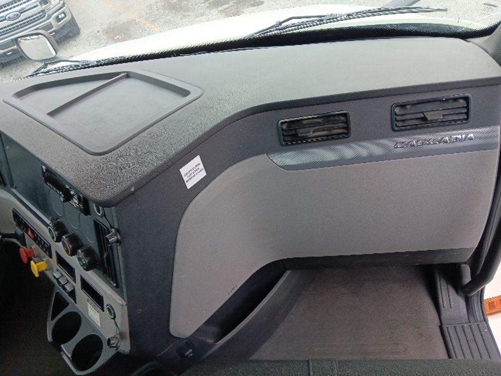 Day Cab Tractor-Heavy Duty Tractors-Freightliner-2019-T12664ST-Blountville-TN-418,033\n\t\tmiles-$ 47,000 - Image 13