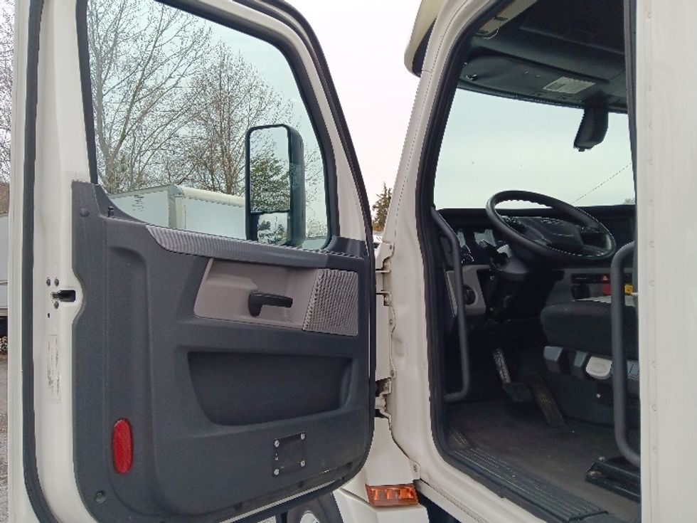 Day Cab Tractor-Heavy Duty Tractors-Freightliner-2019-T12664ST-Blountville-TN-418,033\n\t\tmiles-$ 47,000 - Image 9