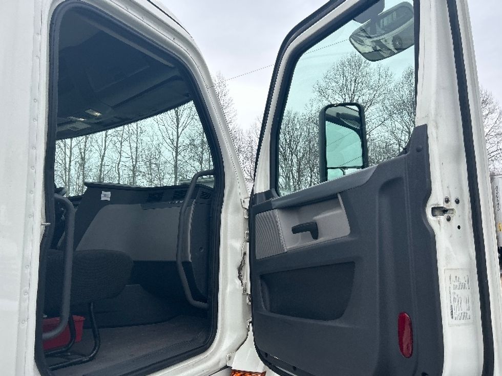 Day Cab Tractor-Heavy Duty Tractors-Freightliner-2019-T12664ST-Blountville-TN-463,482\n\t\tmiles-$ 41,250 - Image 12