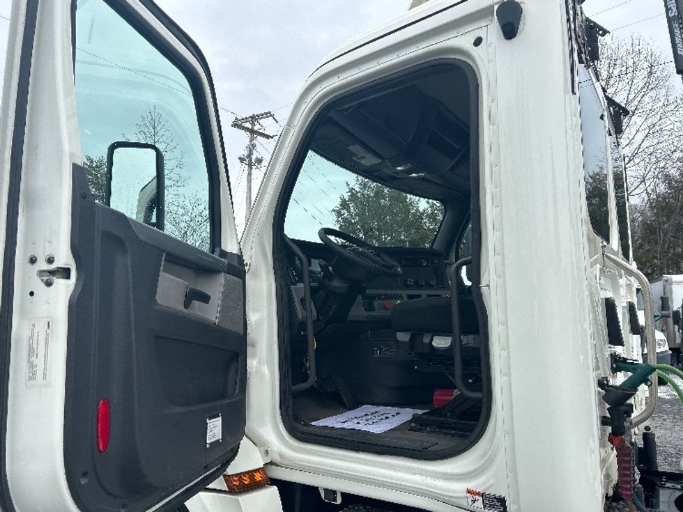 Day Cab Tractor-Heavy Duty Tractors-Freightliner-2019-T12664ST-Blountville-TN-463,482\n\t\tmiles-$ 41,250 - Image 9