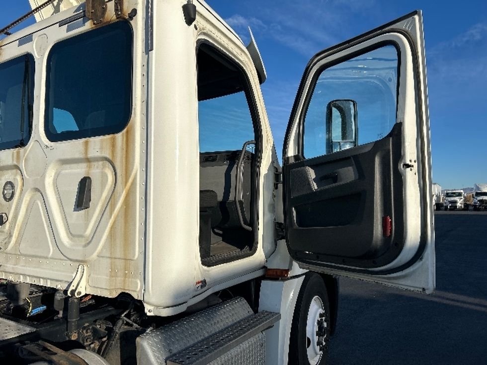 Day Cab Tractor-Heavy Duty Tractors-Freightliner-2019-T12664ST-Boise-ID-558,168\n\t\tmiles-$ 36,750 - Image 12