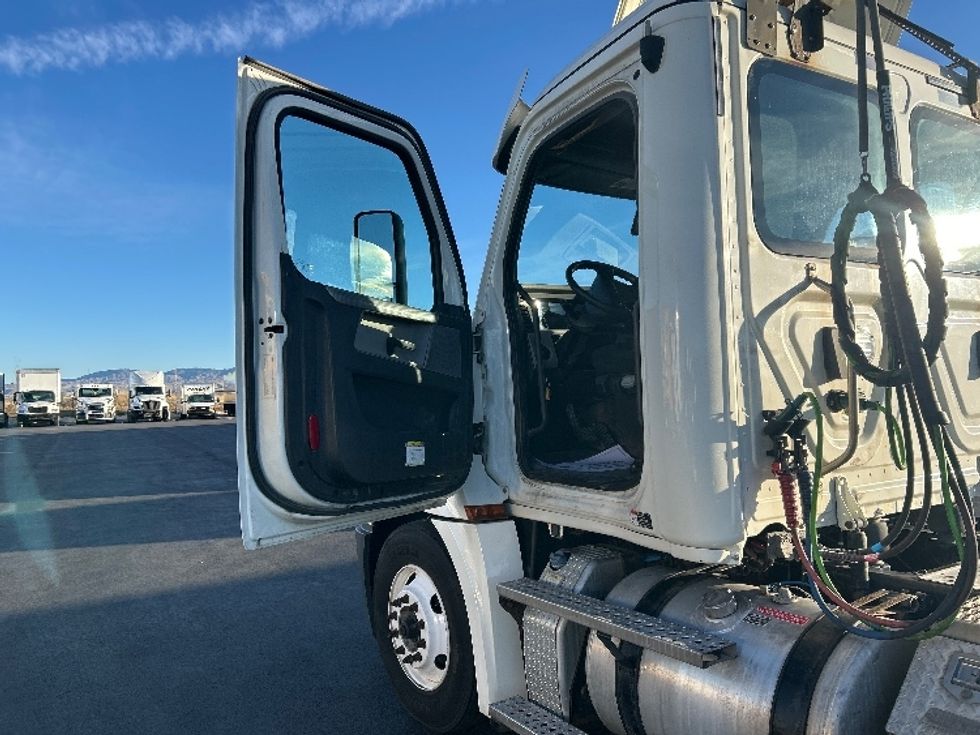 Day Cab Tractor-Heavy Duty Tractors-Freightliner-2019-T12664ST-Boise-ID-558,168\n\t\tmiles-$ 36,750 - Image 9