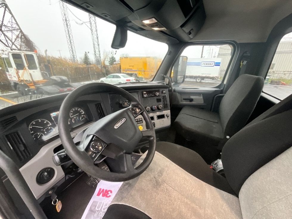 Day Cab Tractor-Heavy Duty Tractors-Freightliner-2019-T12664ST-Boucherville-PQ-473,482\n\t\tkm-$ 63,000 - Image 10