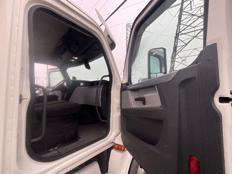 Day Cab Tractor-Heavy Duty Tractors-Freightliner-2019-T12664ST-Boucherville-PQ-473,482\n\t\tkm-$ 63,000 - Image 12