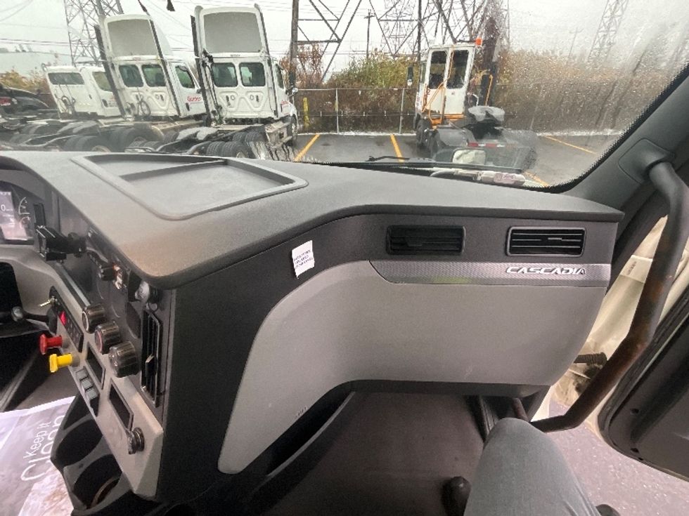 Day Cab Tractor-Heavy Duty Tractors-Freightliner-2019-T12664ST-Boucherville-PQ-473,482\n\t\tkm-$ 63,000 - Image 13