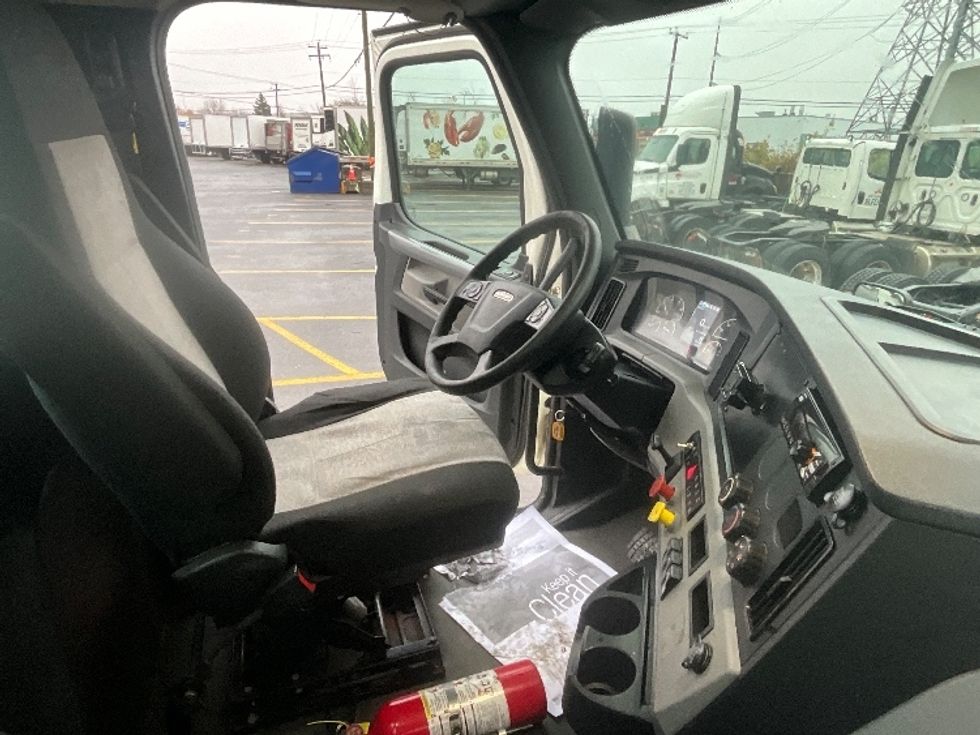 Day Cab Tractor-Heavy Duty Tractors-Freightliner-2019-T12664ST-Boucherville-PQ-473,482\n\t\tkm-$ 63,000 - Image 14