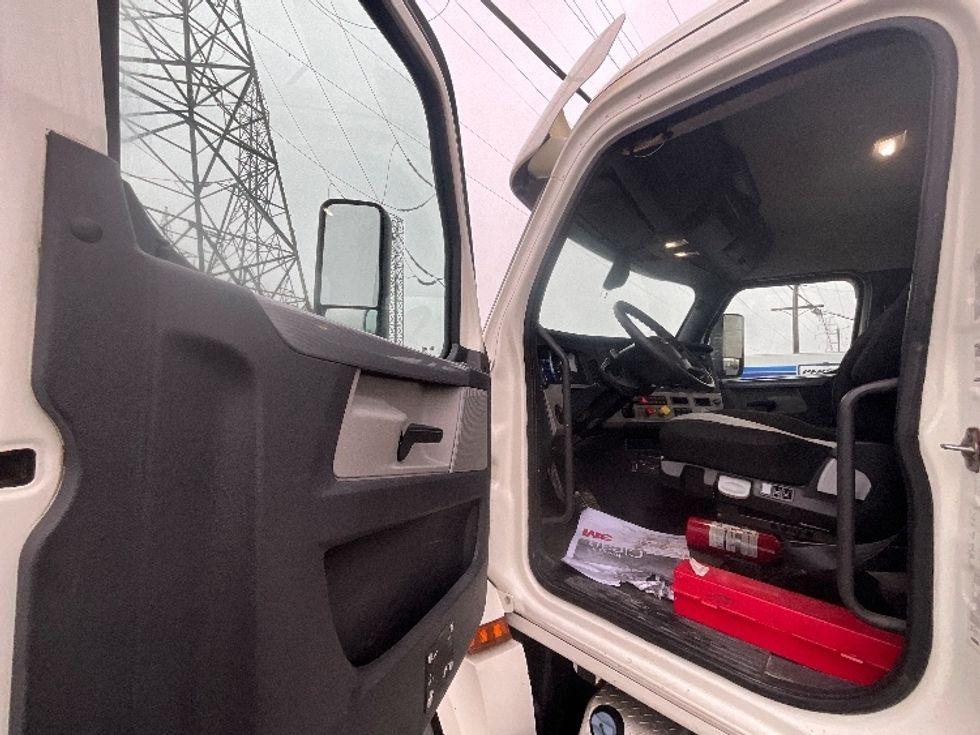 Day Cab Tractor-Heavy Duty Tractors-Freightliner-2019-T12664ST-Boucherville-PQ-473,482\n\t\tkm-$ 63,000 - Image 9