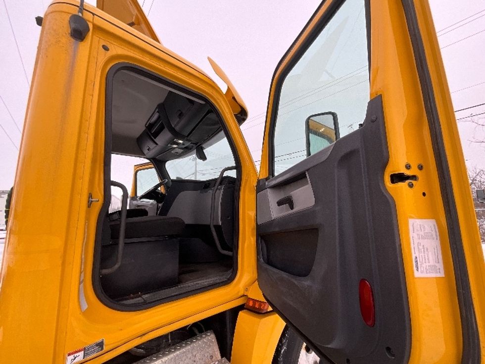 Day Cab Tractor-Heavy Duty Tractors-Freightliner-2019-T12664ST-Boucherville-PQ-587,583\n\t\tkm-$ 51,250 - Image 12