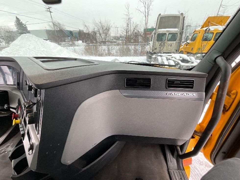 Day Cab Tractor-Heavy Duty Tractors-Freightliner-2019-T12664ST-Boucherville-PQ-587,583\n\t\tkm-$ 51,250 - Image 13