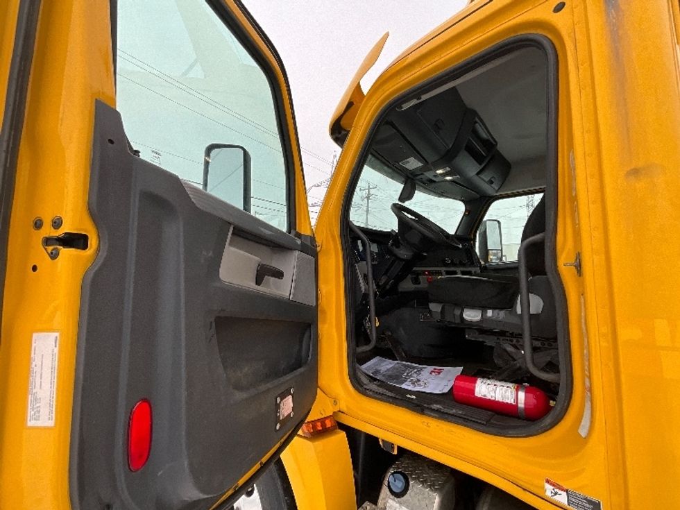 Day Cab Tractor-Heavy Duty Tractors-Freightliner-2019-T12664ST-Boucherville-PQ-587,583\n\t\tkm-$ 51,250 - Image 9