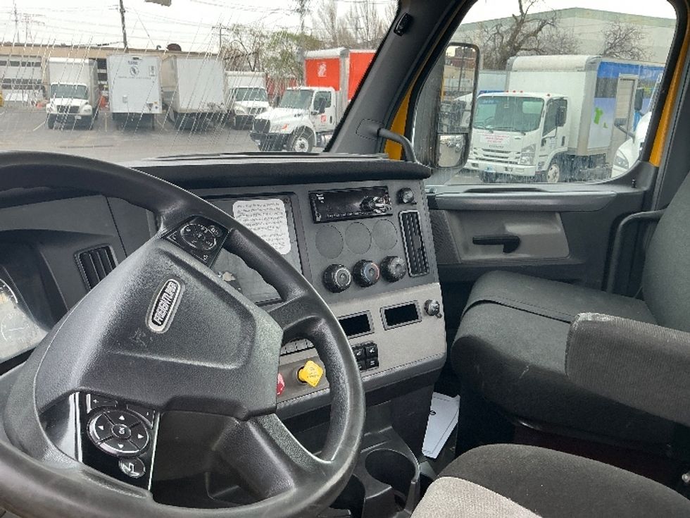 Day Cab Tractor-Heavy Duty Tractors-Freightliner-2019-T12664ST-Bowling Green-KY-351,049\n\t\tmiles-$ 41,250 - Image 10