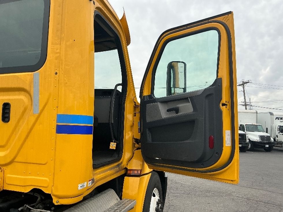 Day Cab Tractor-Heavy Duty Tractors-Freightliner-2019-T12664ST-Bowling Green-KY-351,049\n\t\tmiles-$ 41,250 - Image 12