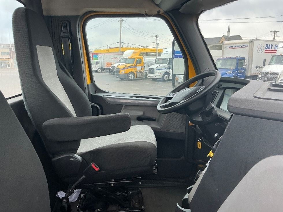 Day Cab Tractor-Heavy Duty Tractors-Freightliner-2019-T12664ST-Bowling Green-KY-351,049\n\t\tmiles-$ 41,250 - Image 14