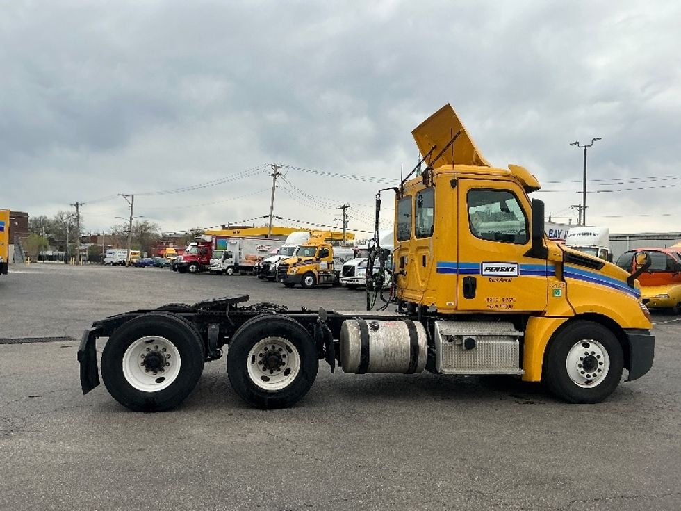 Day Cab Tractor-Heavy Duty Tractors-Freightliner-2019-T12664ST-Bowling Green-KY-351,049\n\t\tmiles-$ 41,250 - Image 8