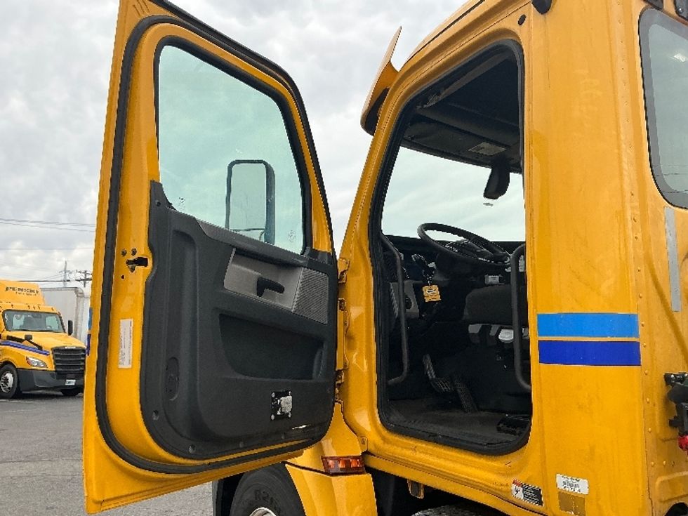Day Cab Tractor-Heavy Duty Tractors-Freightliner-2019-T12664ST-Bowling Green-KY-351,049\n\t\tmiles-$ 41,250 - Image 9