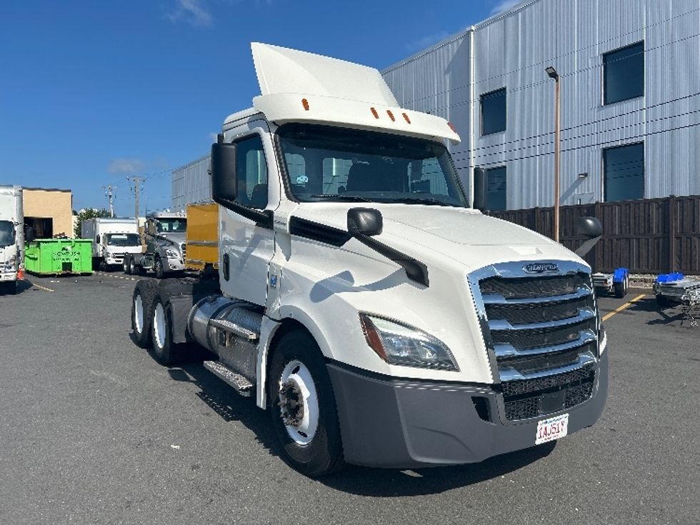Day Cab Tractor-Heavy Duty Tractors-Freightliner-2019-T12664ST-Braintree-MA-203,341\n\t\tmiles-$ 51,500 - Image 1
