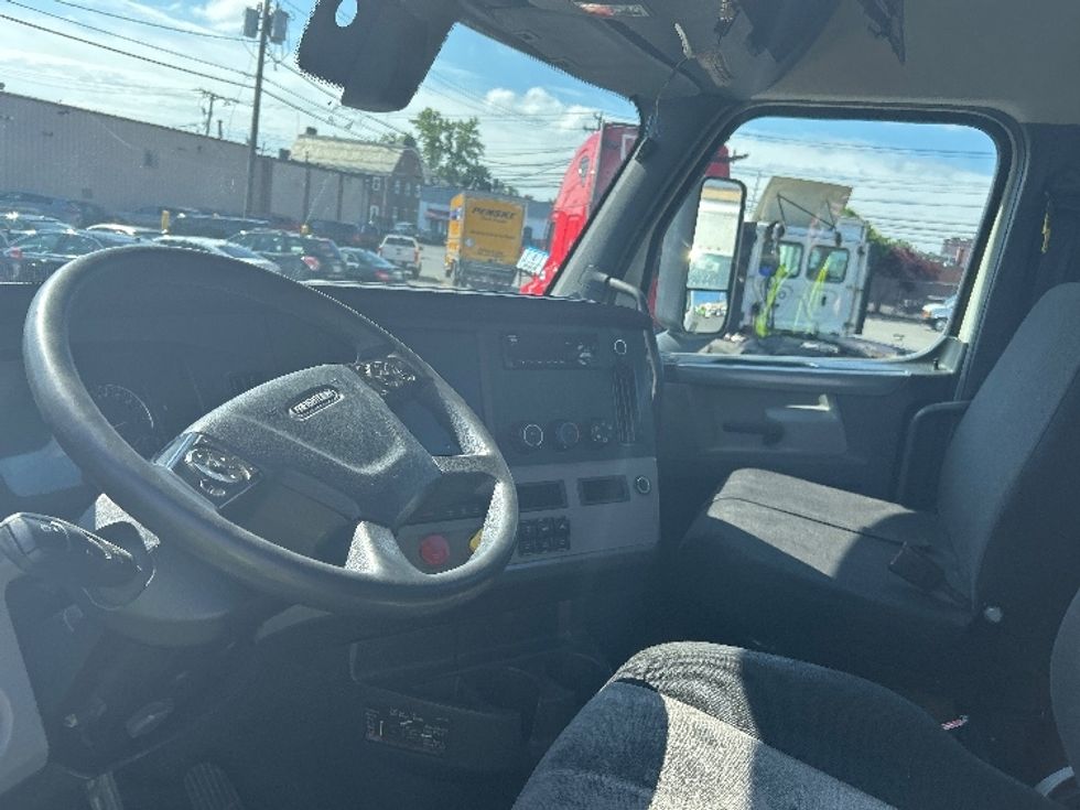 Day Cab Tractor-Heavy Duty Tractors-Freightliner-2019-T12664ST-Braintree-MA-203,341\n\t\tmiles-$ 51,500 - Image 10
