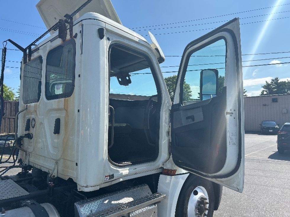 Day Cab Tractor-Heavy Duty Tractors-Freightliner-2019-T12664ST-Braintree-MA-203,341\n\t\tmiles-$ 51,500 - Image 12