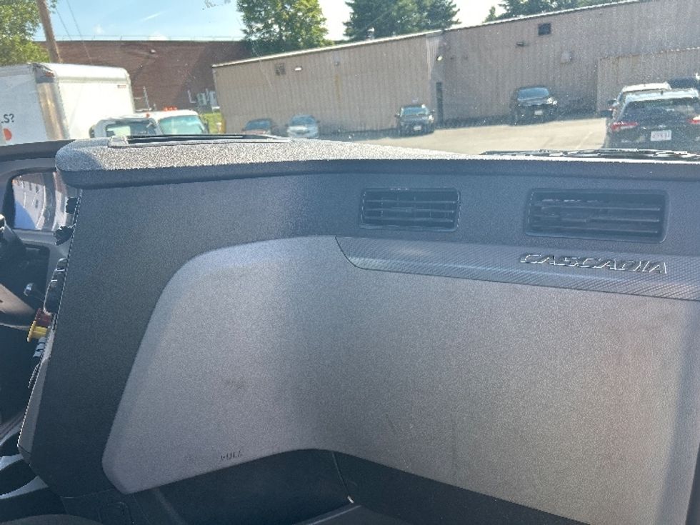 Day Cab Tractor-Heavy Duty Tractors-Freightliner-2019-T12664ST-Braintree-MA-203,341\n\t\tmiles-$ 51,500 - Image 13